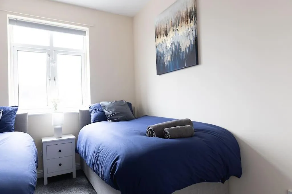 Contractors - High Street - Fast Wi-Fi Apartment Cleethorpes