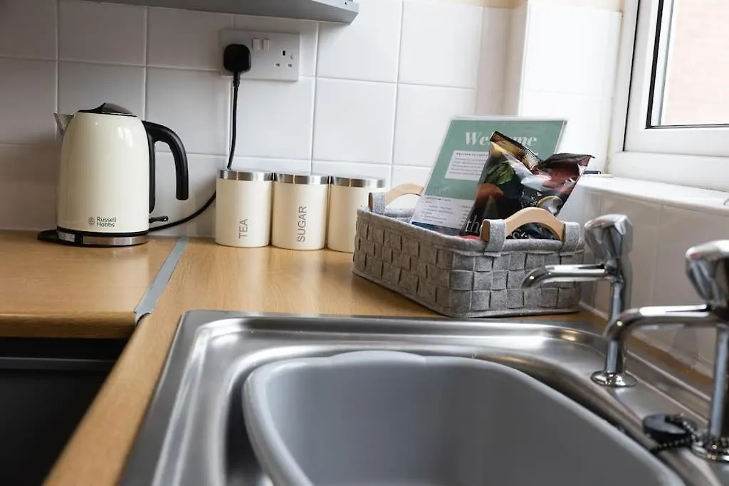 Contractors - High Street - Fast Wi-Fi Apartment Cleethorpes
