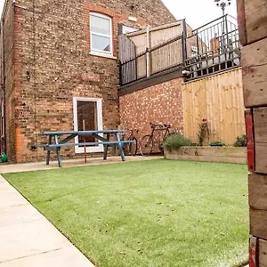 Chequer - Seafront 1 Bed Ground Floor Garden Flat Apartment