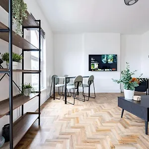Isaacs View - First Floor Apartment